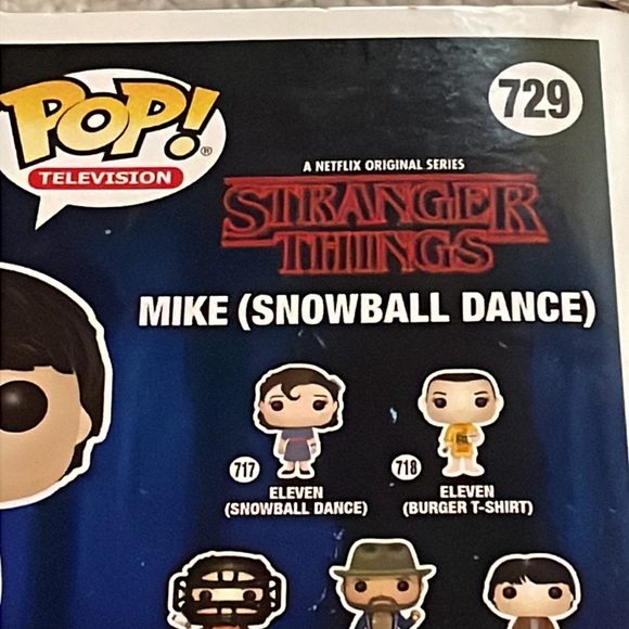 FREE GIFT 🎁 with bundle!! Funko Pop# 729 Mike (Snowball Dance) Stranger Things. - Picture 4 of 6